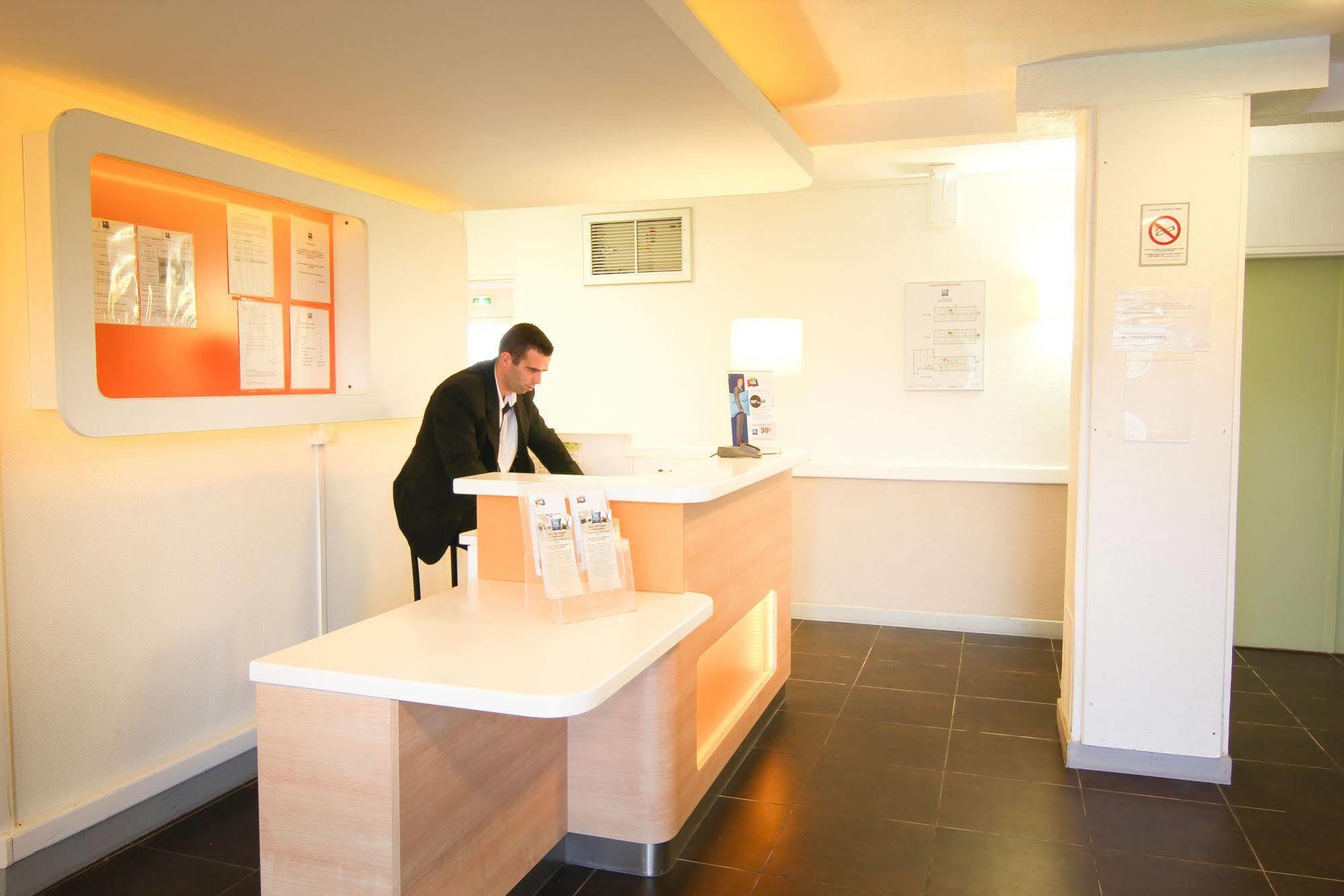Ibis Budget Châteaudun Exterior foto